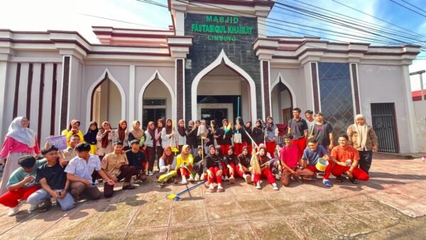 Read more about the article Ajarkan Iman Melalui Tindakan, MAN 1 Kabgor Serentak Bersihkan 8 Rumah Ibadah