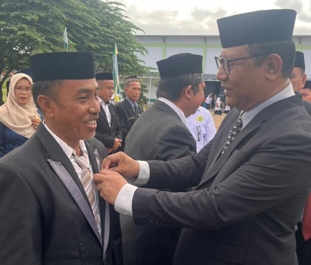 Read more about the article Pengabdian Dua Dekade, Guru MAN 1 Kabgor Diganjar Satya Lancana