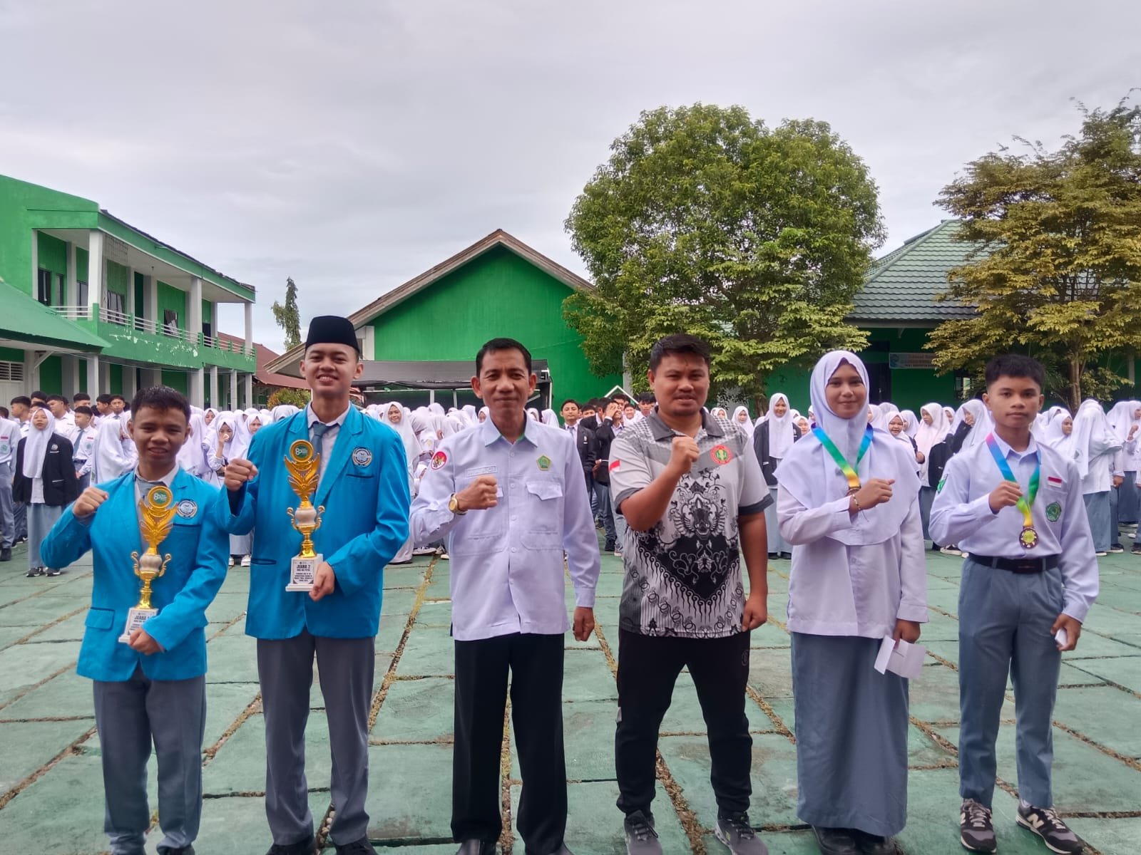 Read more about the article Kepala MAN 1 Kabgor Serahkan Penghargaan kepada Siswa Pemenang Lomba HAB ke-80