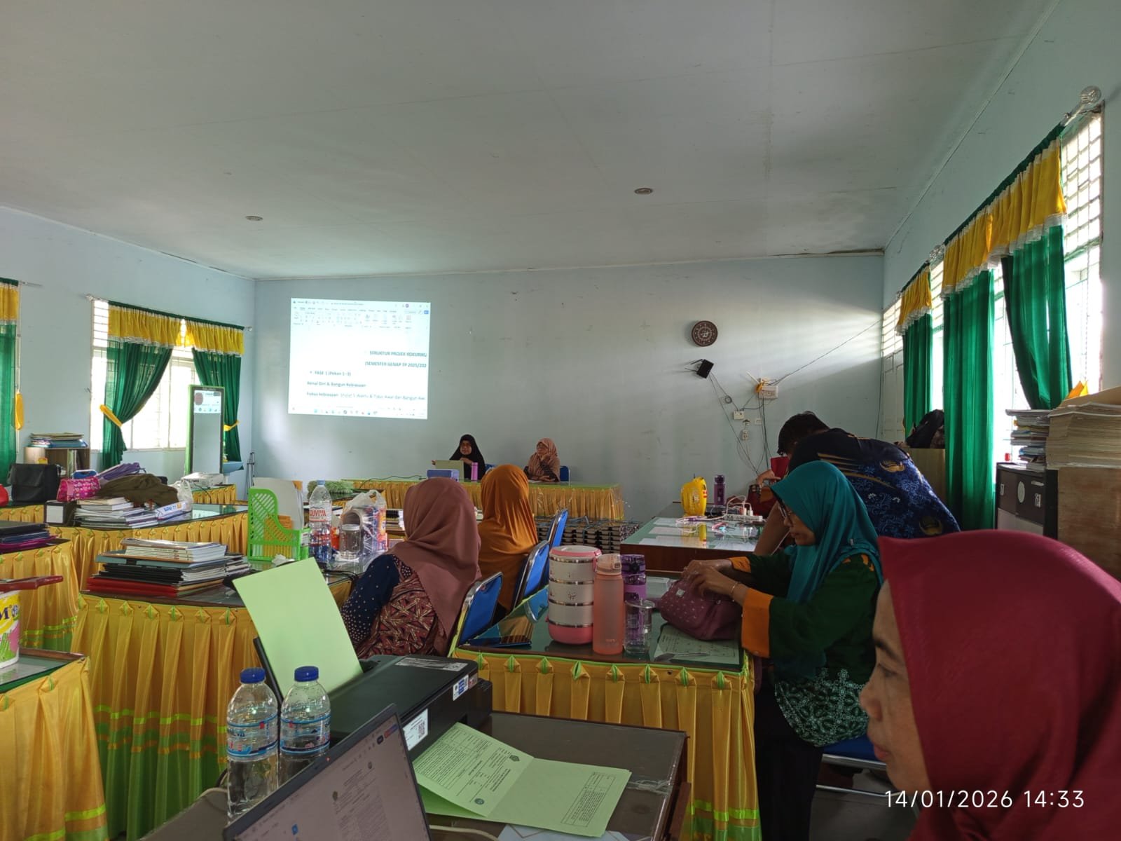 Read more about the article Rapat Guru Tekankan Kokurikuler sebagai Wadah Penguatan Karakter Peserta Didik