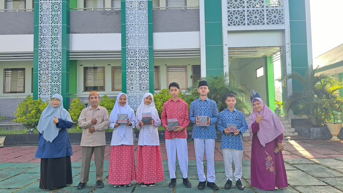 Read more about the article MAN 1 Kabgor Berikan Apresiasi kepada Siswa Teladan Sholat 5 Waktu