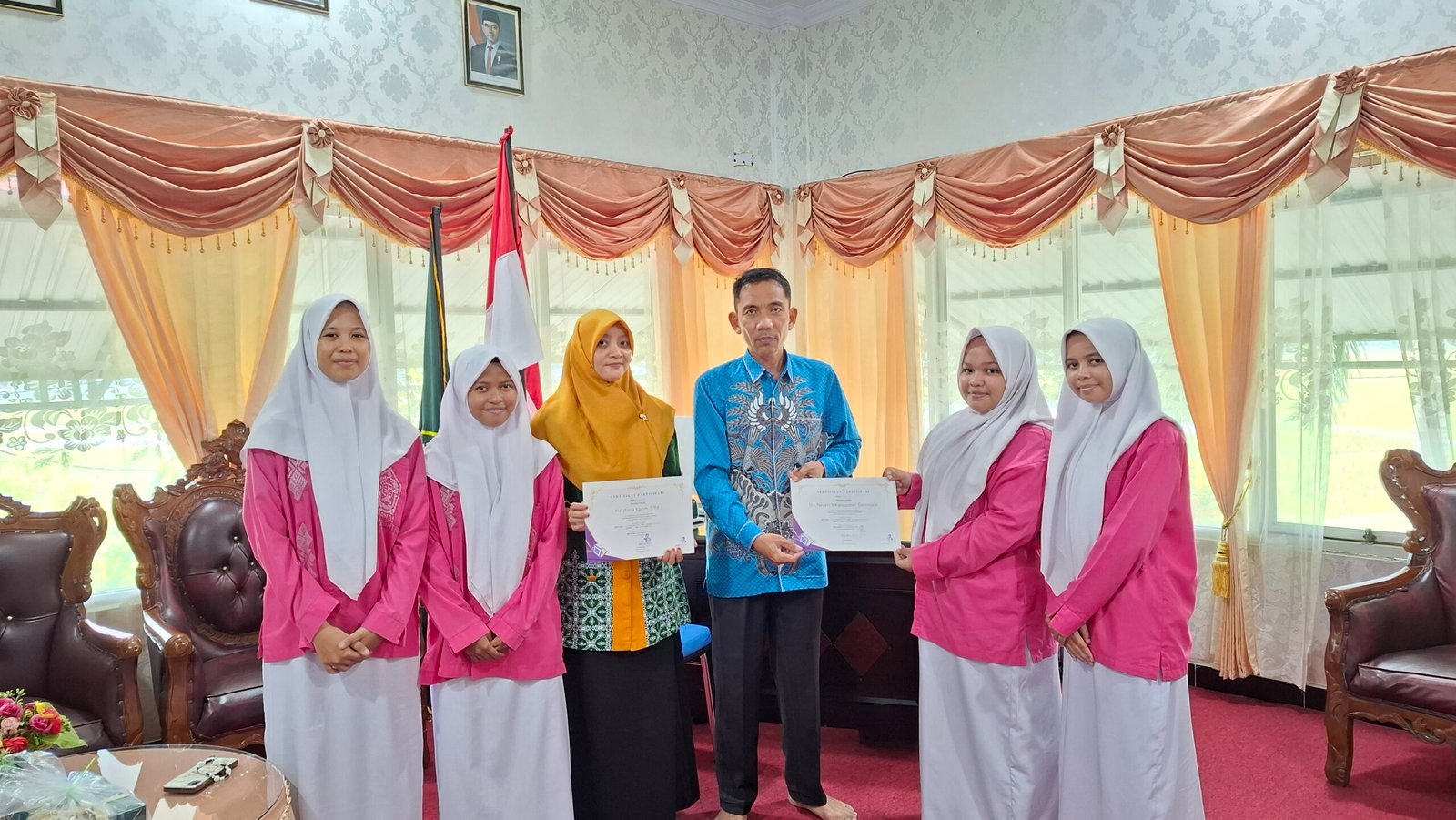 Read more about the article Perkuat Literasi, MAN 1 Kabgor Terima Sertifikat dari The Japan Foundation