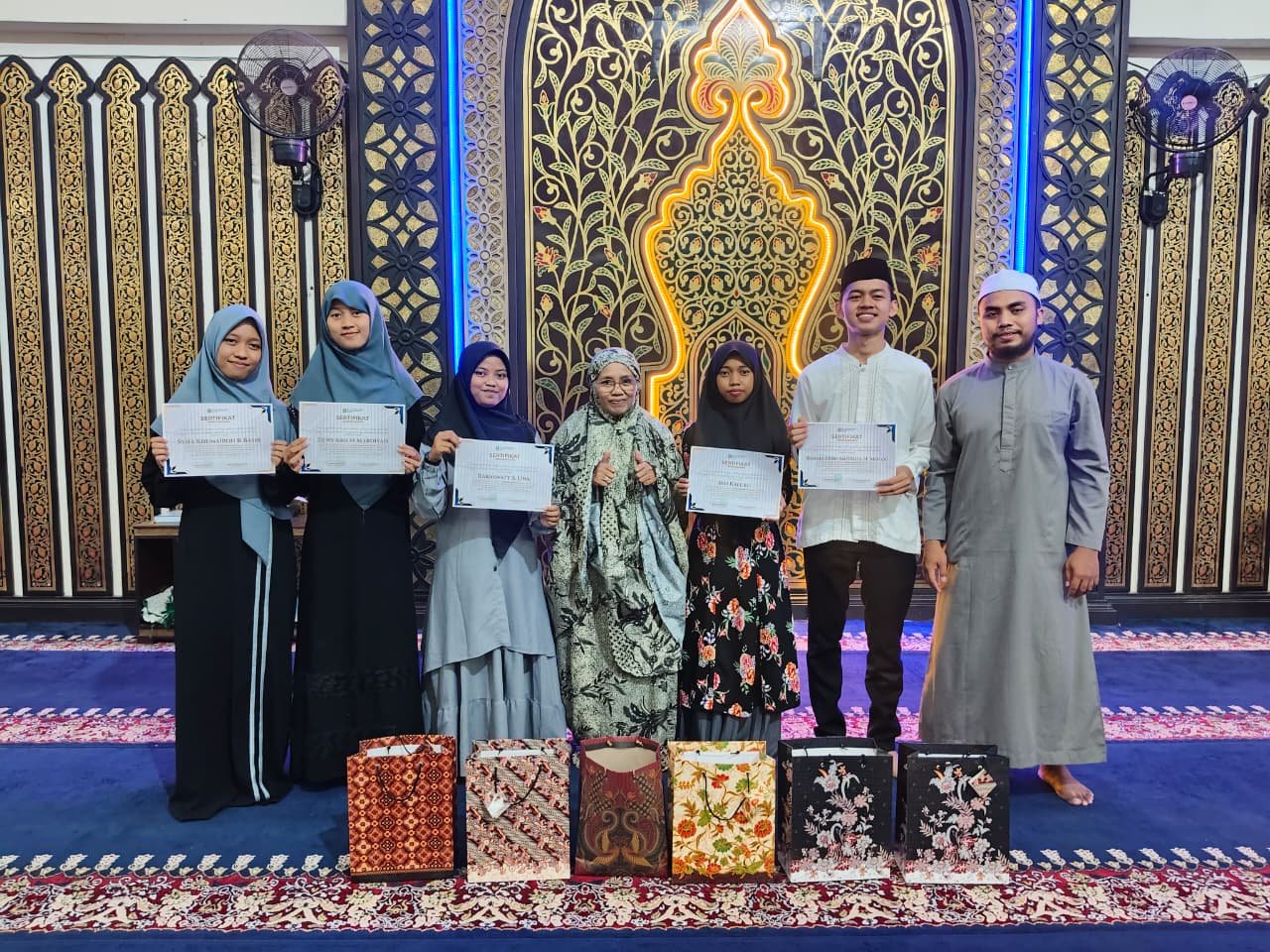 Read more about the article Siswa MAN 1 Kabgor Terima Bonus dan Penghargaan dari Bupati