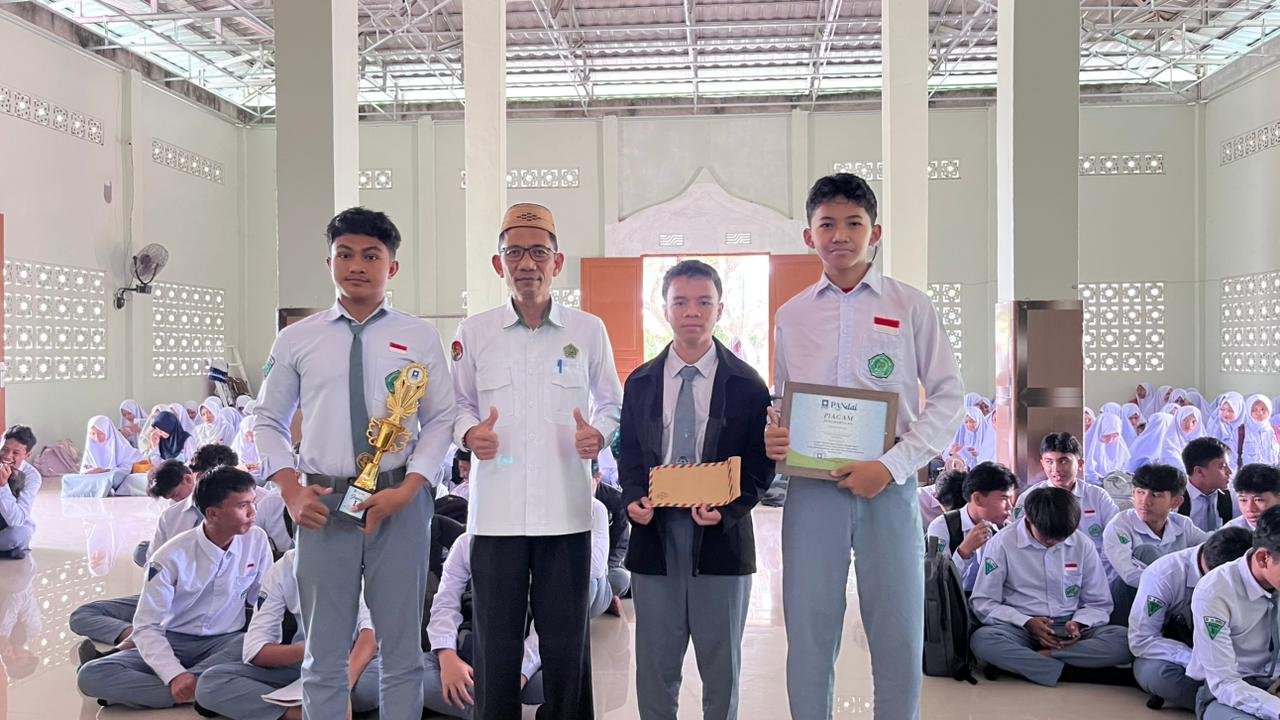 Read more about the article Kepala MAN 1 Kabupaten Gorontalo Apresiasi Siswa Juara 1 Lomba PANDAI Tingkat Provinsi
