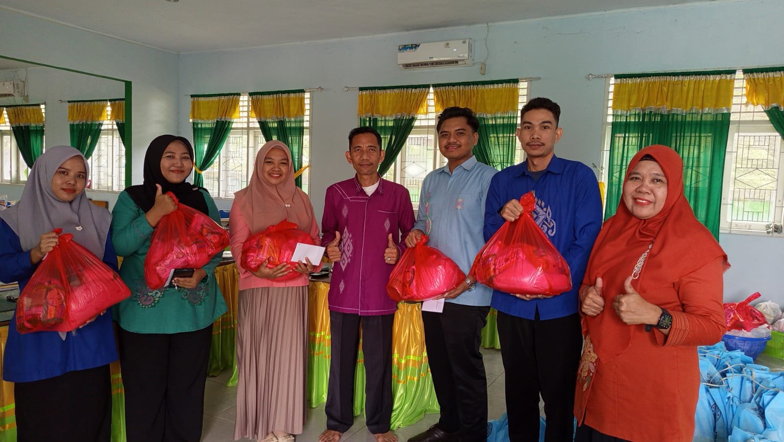 Read more about the article MAN 1 Kabgor Apresiasi Dedikasi Guru Non-ASN dengan Penyerahan Paket Sembako