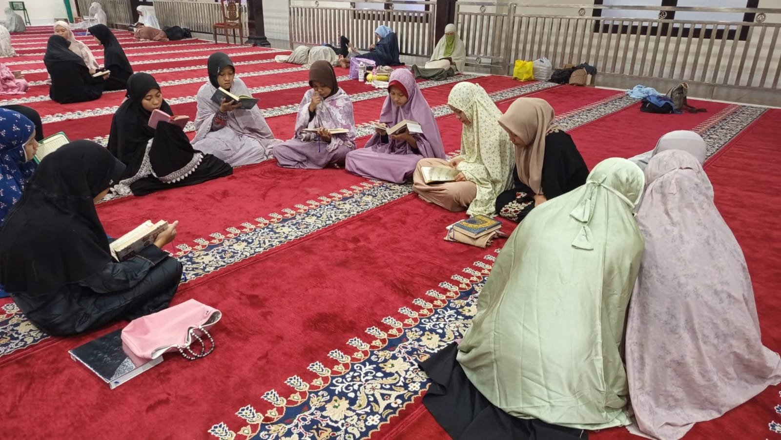 Read more about the article Rohis dan Dewan Ambalan MAN 1 Kabgor Gelar I’tikaf Ramadan