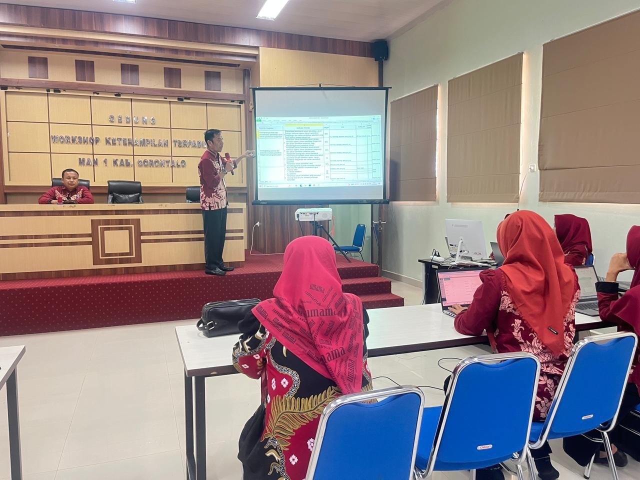 Read more about the article MAN 1 Kabgor Gelar Rapat E-Kinerja, Pastikan Pelaporan Lebih Baik