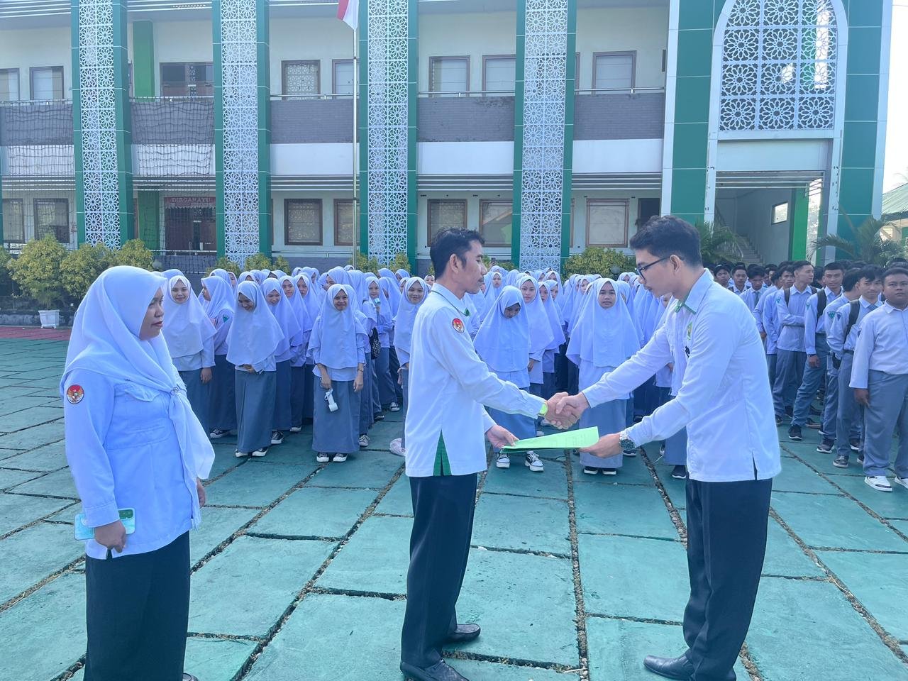 Read more about the article Penyerahan Dokumen, AMBK MAN 1 Kabgor Resmi Dimulai