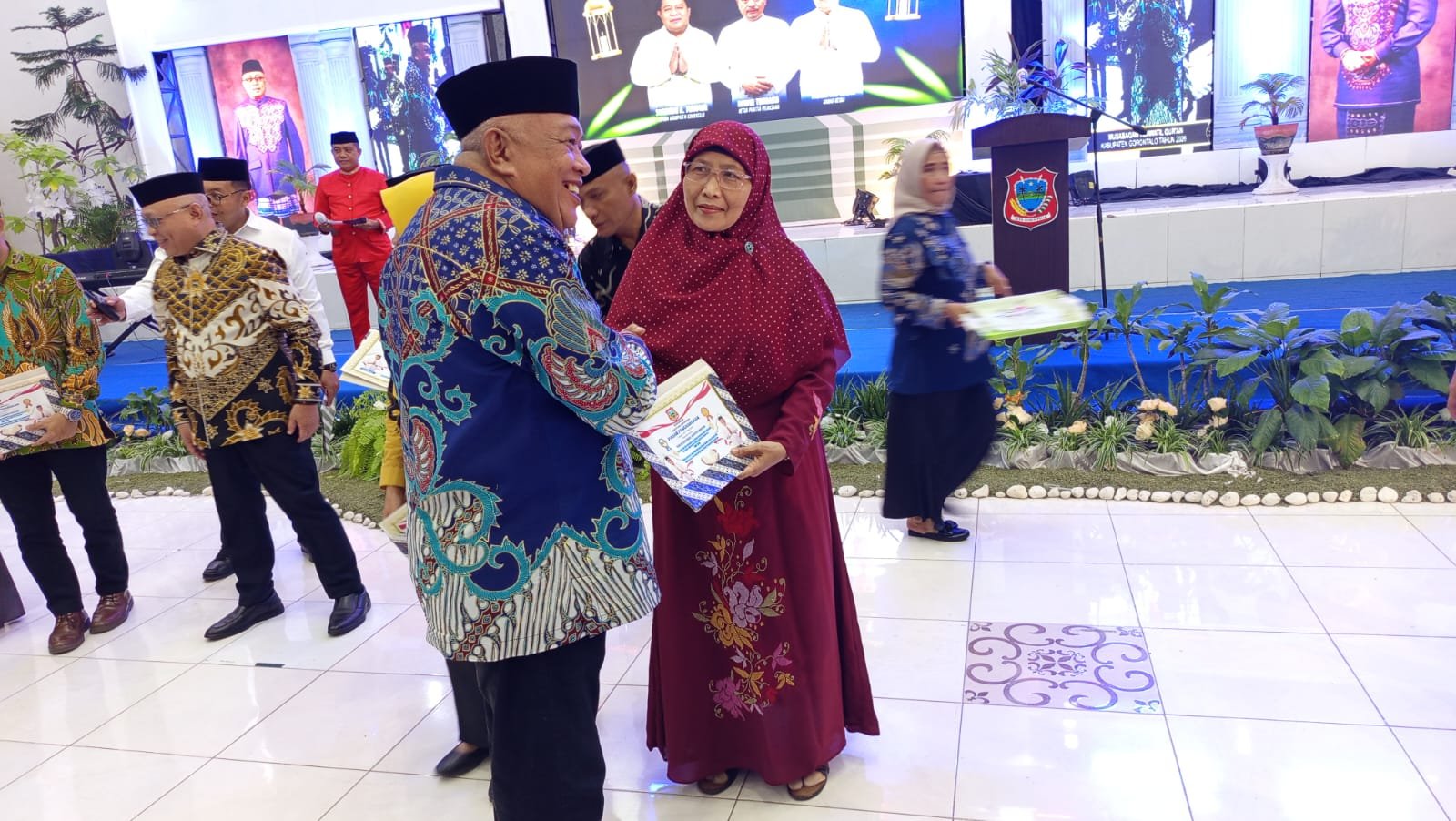 Read more about the article Ukir Prestasi di MTQ, MAN 1 Kabgor Terima Penghargaan dari Bupati