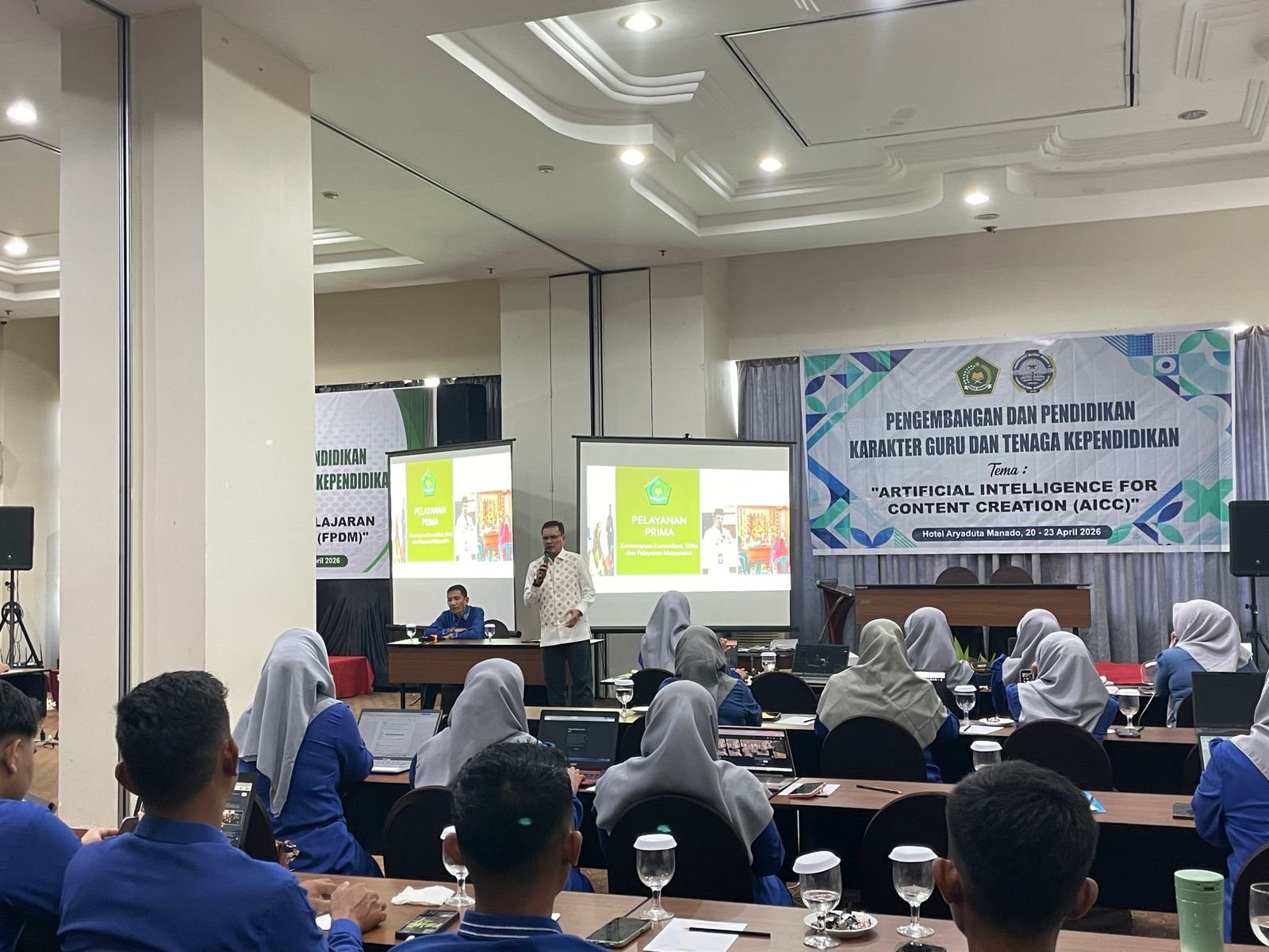 Read more about the article Mahmud Bobihu Tekankan Pelayanan Berbasis Cinta dalam Diklat GTK MAN 1 Kabgor
