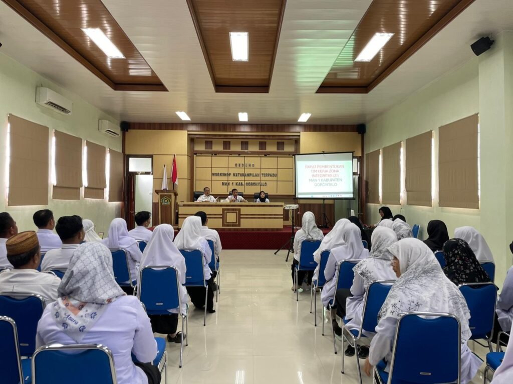 Kepala Madrasah Marci Karim bersama Kaur TU Zulfikar Musa memimpin rapat tindak lanjut Evaluasi Zona Integritas di Aula Workshop Keterampilan Terpadu MAN 1 Kabupaten Gorontalo.