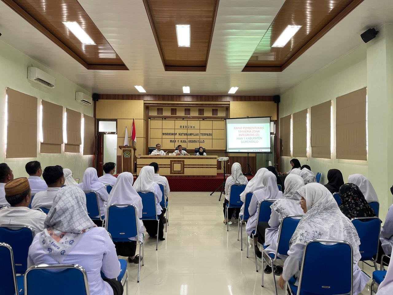 Kepala Madrasah Marci Karim bersama Kaur TU Zulfikar Musa memimpin rapat tindak lanjut Evaluasi Zona Integritas di Aula Workshop Keterampilan Terpadu MAN 1 Kabupaten Gorontalo.